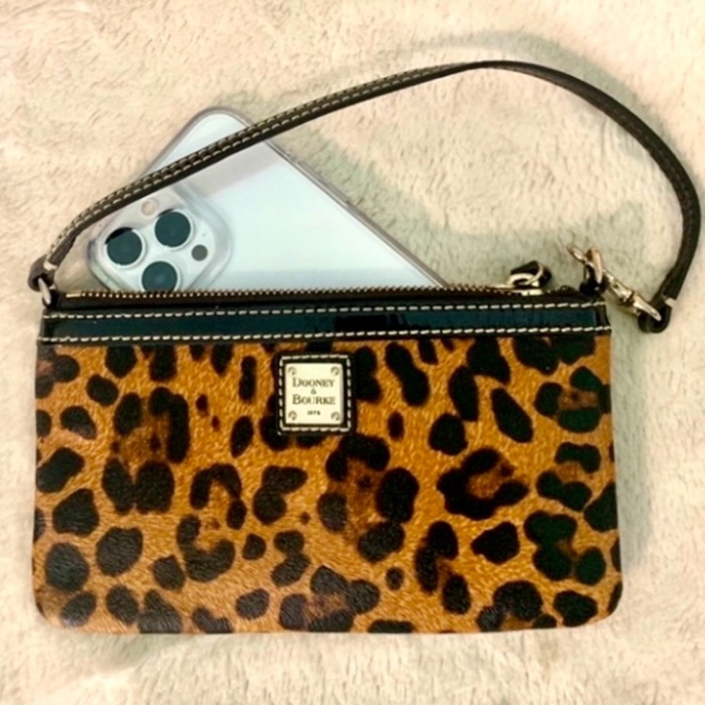 👑✅PRICE FIRM✅Dooney & Bourke Mini Leopard Clutch Bag - Picture 15 of 17